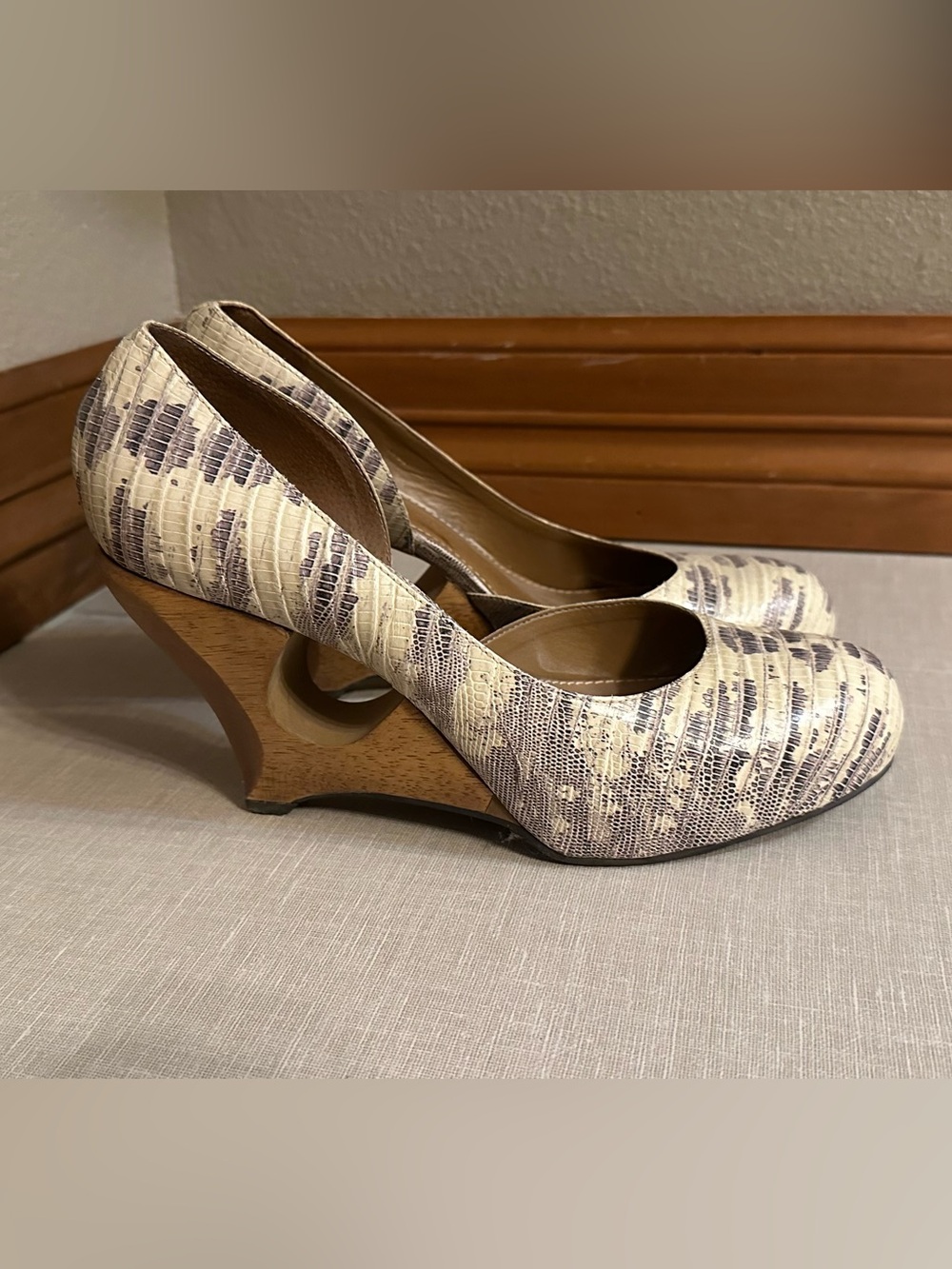 Schuler & Sons Anthropologie Wedge Pumps 9.5 Lizard Print Cutout Wood Heel